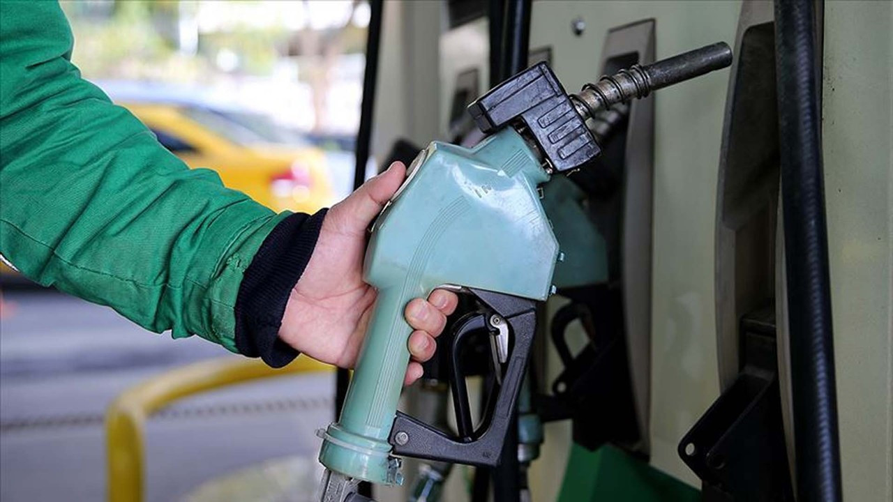 Benzinin litre fiyatına büyük zam