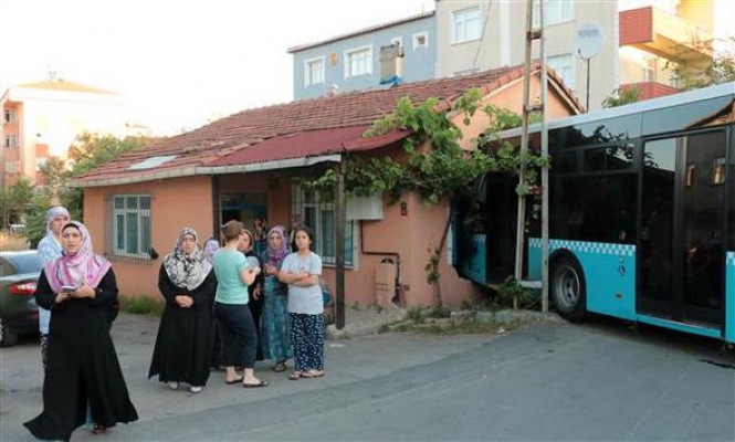 İstanbul'da otobüs evin içine  girdi!