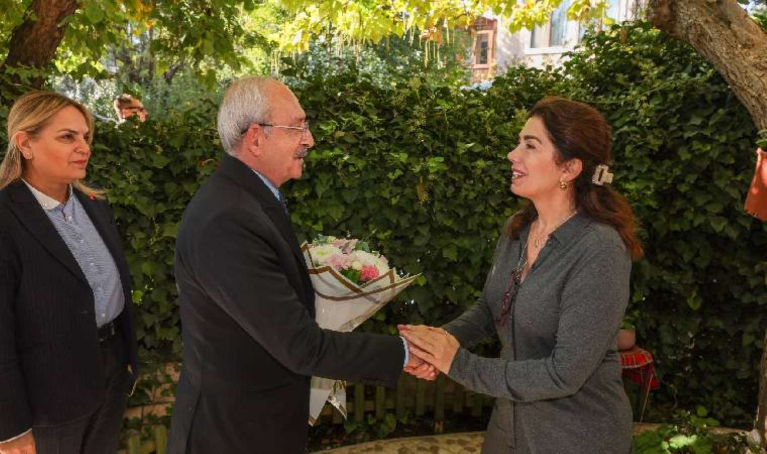 Kılıçdaroğlu'ndan Ahmet Taner Kışlalı'nın eşine ziyaret