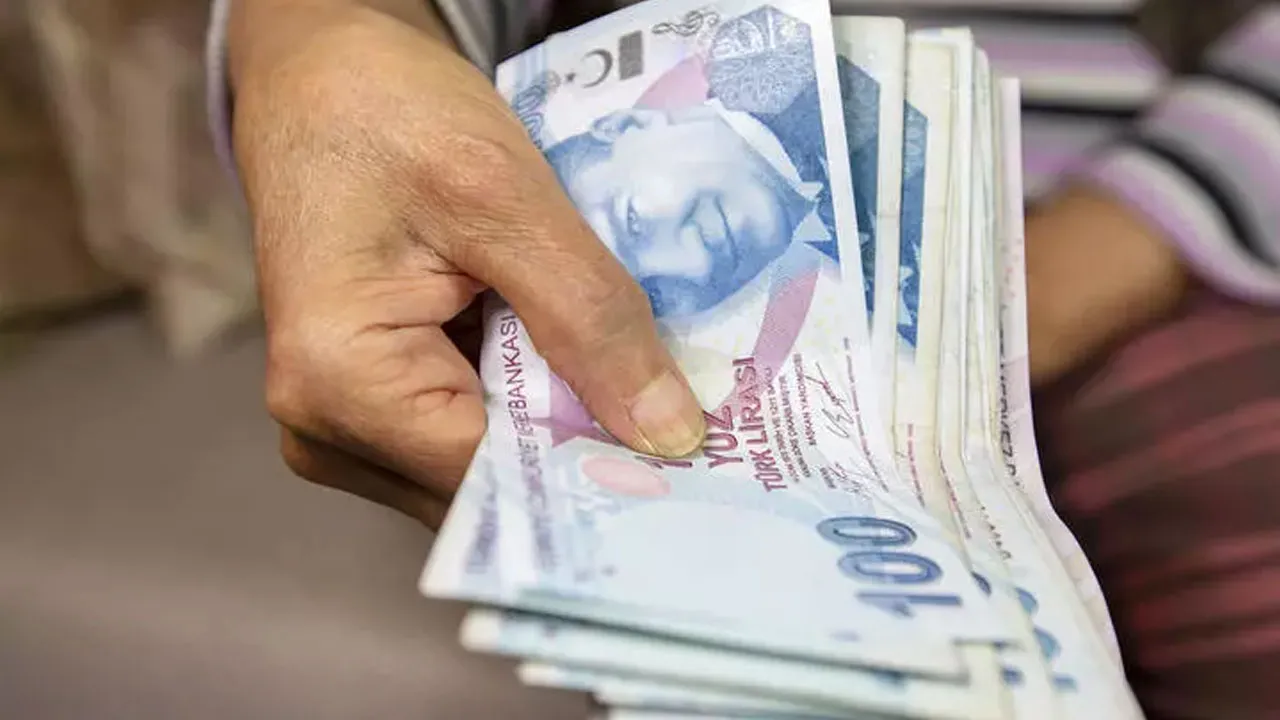 Memur, emekli ve asgari ücretli ne kadar zam alacak? Ünlü ekonomist 'bundan aşağı zam yapılmaz' diyerek duyurdu