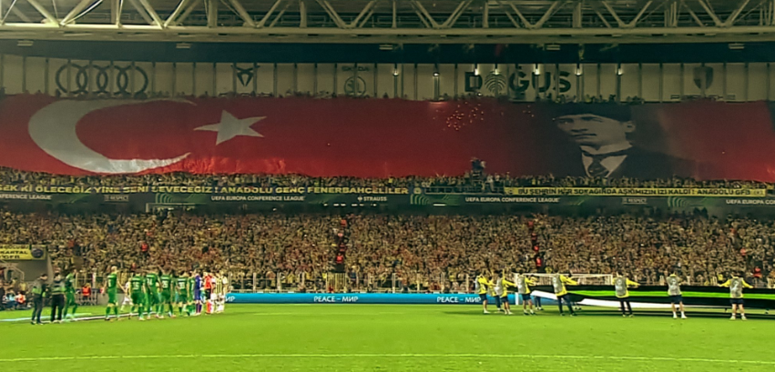 Fenerbahçe taraftarından Ludogorets maçı öncesi muhteşem 100. yıl şöleni! Atatürk'ün "Yurtta sulh, cihanda sulh" sözüyle dünyaya mesaj verildi