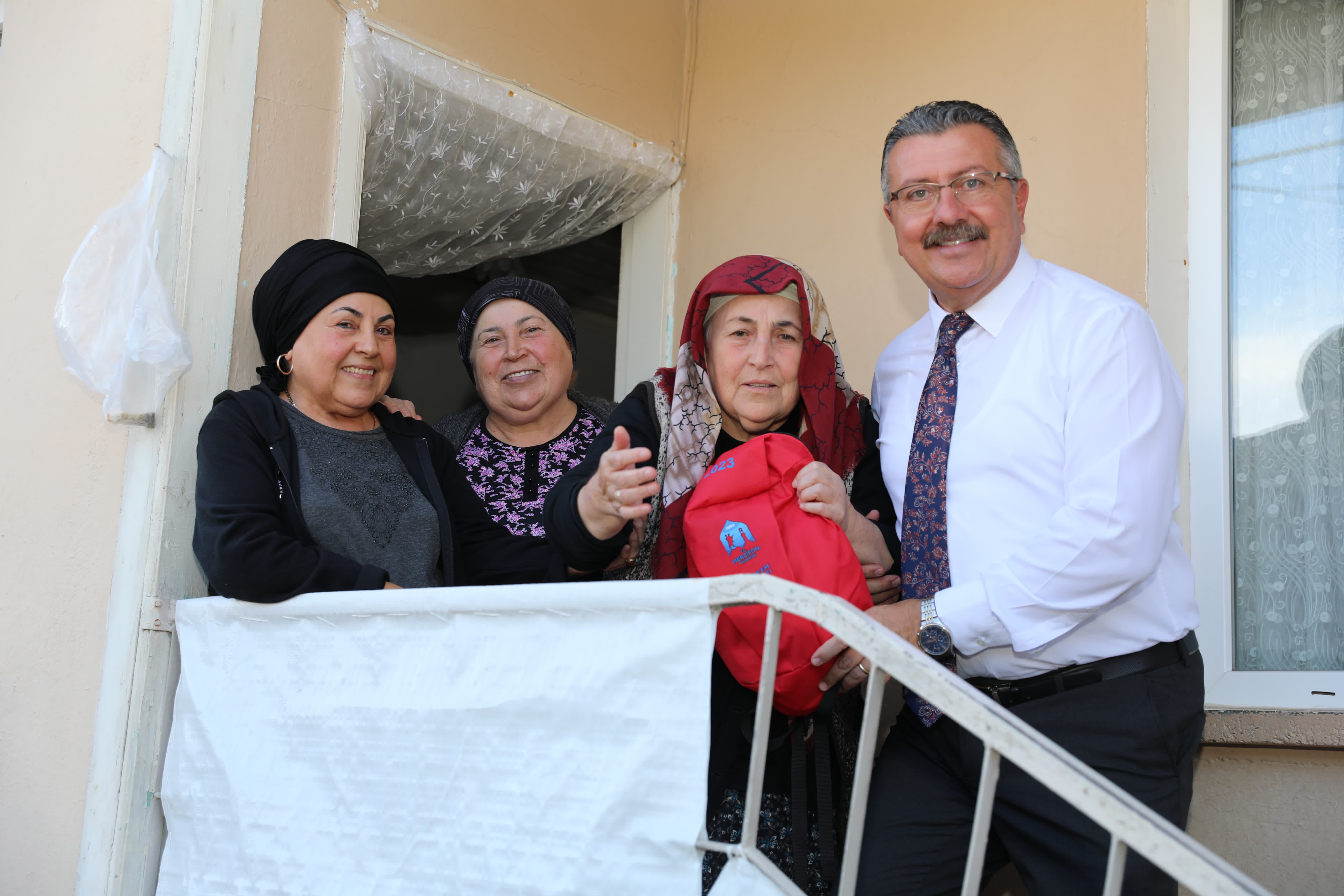Merzifon Belediyesi 15 bin haneye deprem çantası dağıttı
