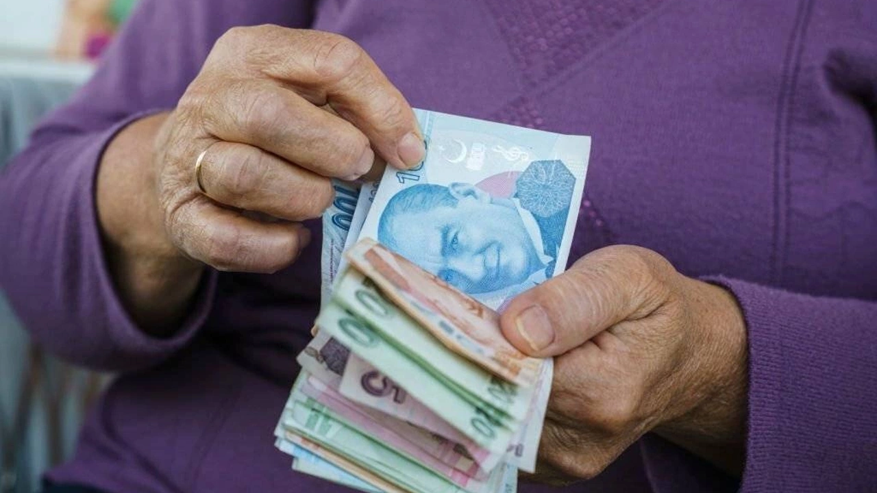 SGK Uzmanı Özgür Erdursun paylaştı! SSK, Bağ-Kur ve Emekli Sandığı emeklileri ne kadar maaş zammı alacak?