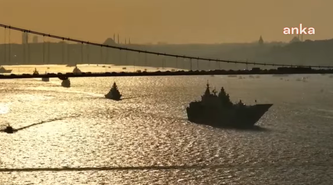 Türk donanması İstanbul Boğazı'nda! Tarihi geçit