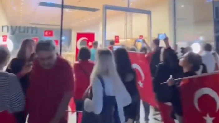 Apple mağazasına Türk Bayrağı tepkisi