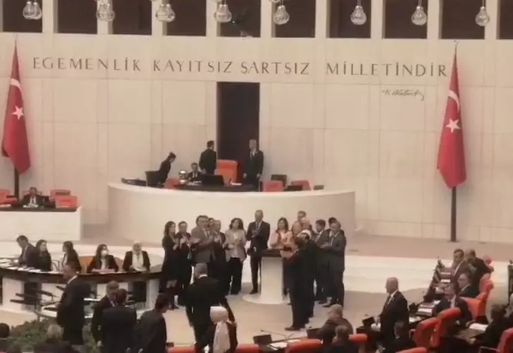 O küfür nedeniyle TBMM'de gergin anlar! Oturuma ara verildi