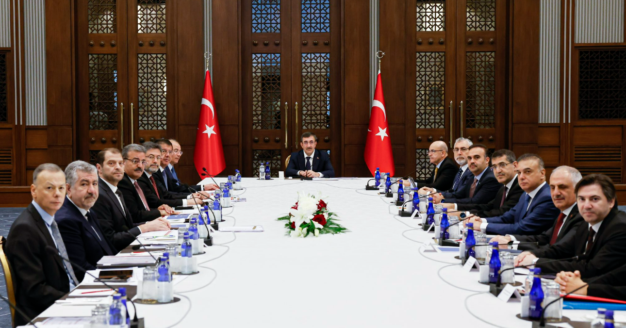 CHP'li Özgür Karabat, EKK toplantısına katılan iki ismi sordu! Bunların ne işi var?