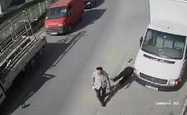 Sıcaktan bayılan yaşlı adama kimse yardım etmedi!