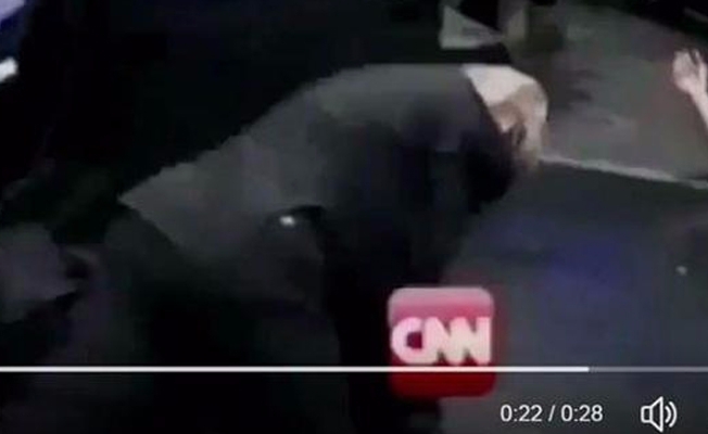 Trump, CNN ile güreşirken...