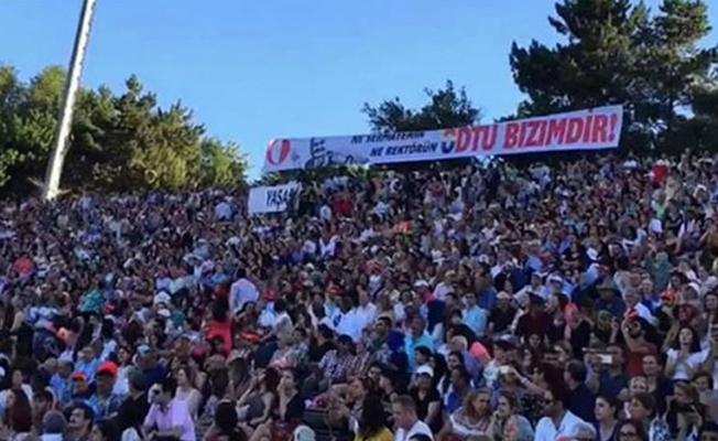ODTÜ'lü öğrencilerden mezuniyet töreninde rektöre protesto!