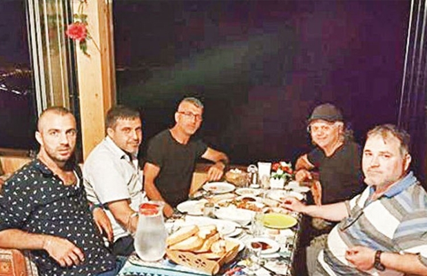 Adalet kampına tezek döküp, pervasızca kutladılar