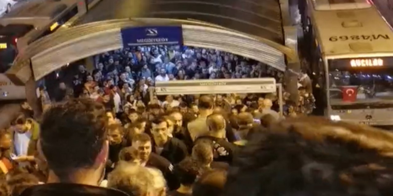 İstanbul Mecidiyeköy metrobüs durağında 'şüpheli paket' paniği