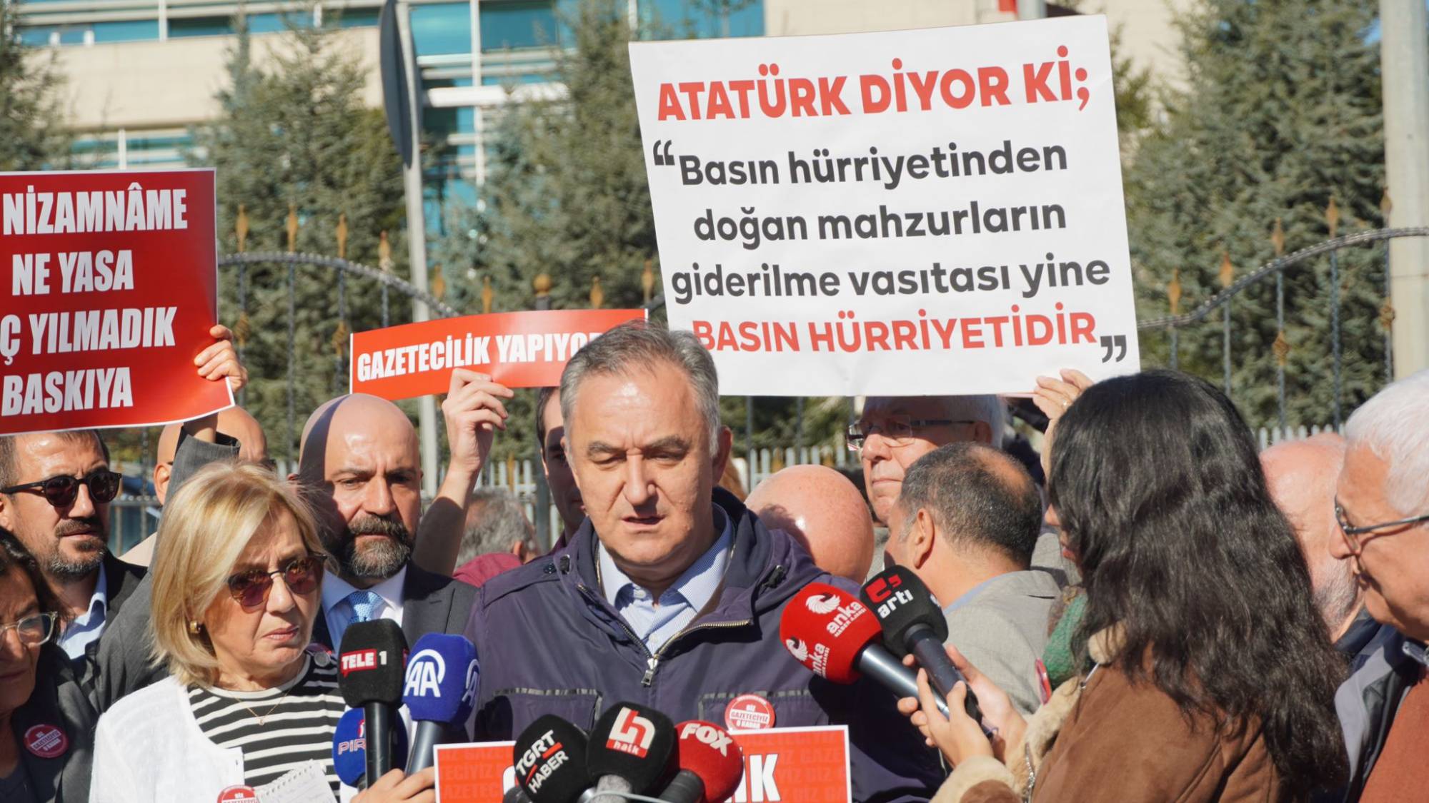 Tolga Şardan AYM önünde konuştu: Gazetecilik yapan gazetecilerin önünün açılması gerekiyor