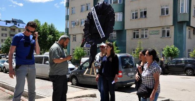 AKP binasına siyah çelenk bırakılmasına polis engeli