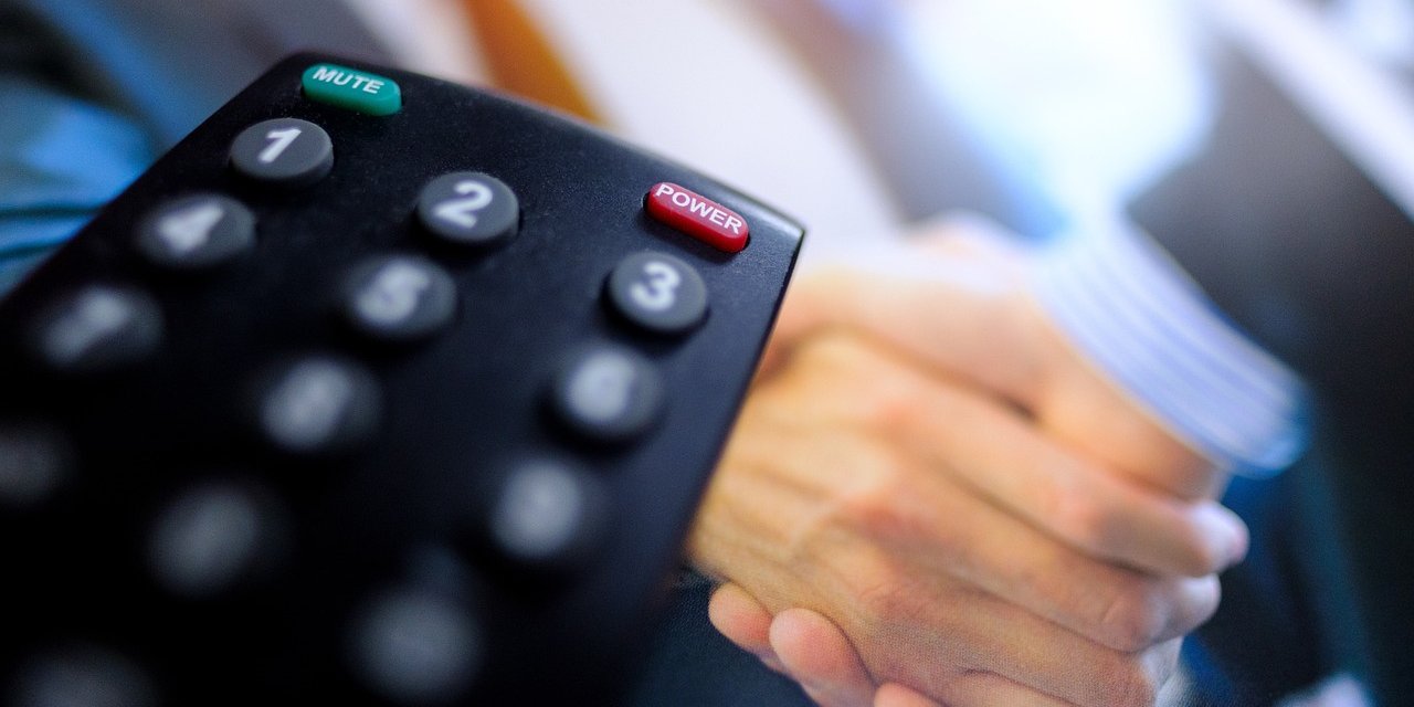 Halk TV'den sonra oraya da sıçradı... Ekran yüzü apar topar bırakıp gitti