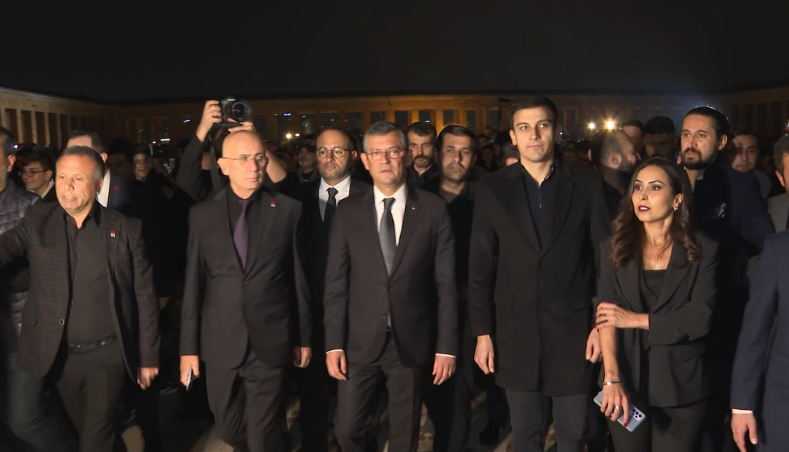 Özgür Özel, 'Ata'ya Saygı Zinciri' ile Anıtkabir'e yürüdü