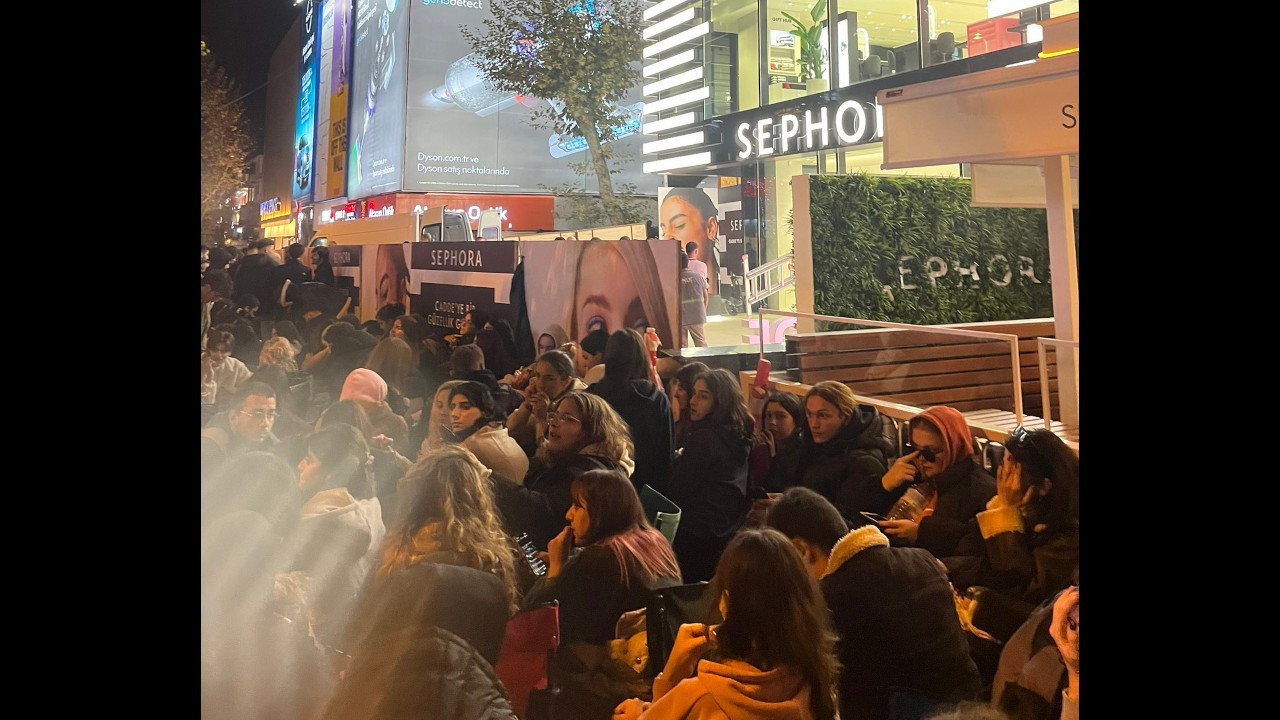 Bağdat Caddesi'nde Sephora izdihamı! Bedava makyaj malzesi için kamp kurdular