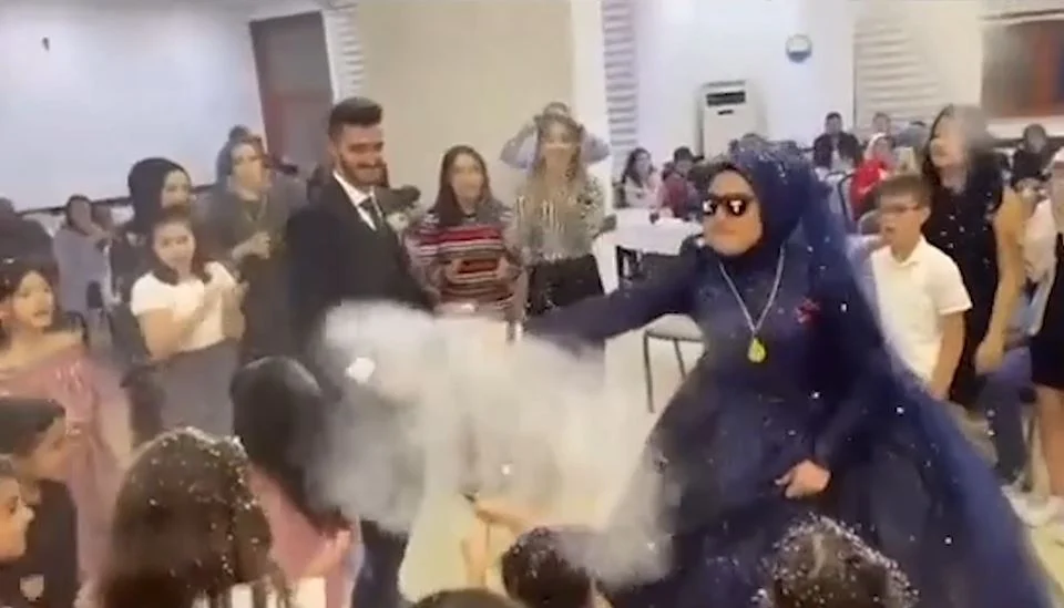 Gelin eteğine basan çocukların yüzüne sprey sıktı
