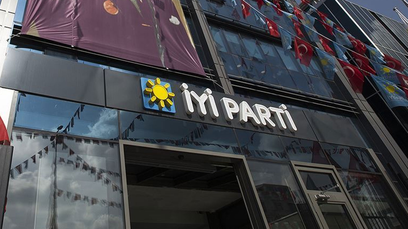 İYİ Parti'de bir istifa daha! Sosyal medyadan duyurdu