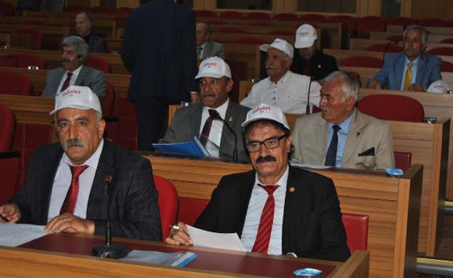 CHP'liler meclis toplantısına 'Adalet' şapkasıyla katıldı