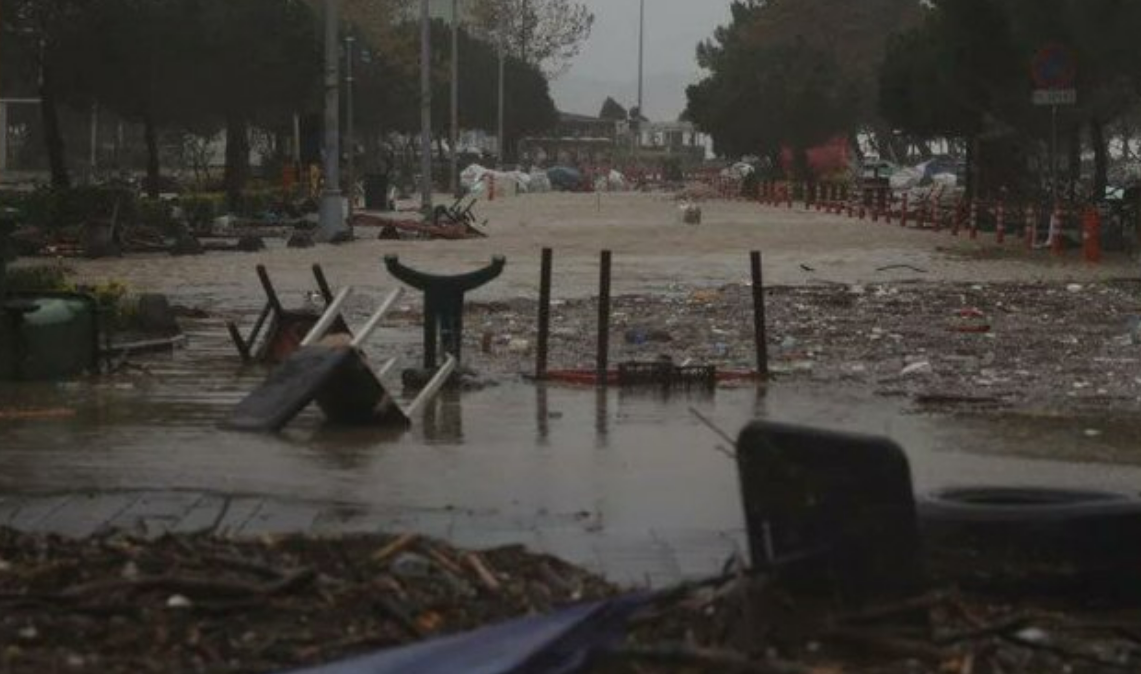 İstanbul'un o ilçesinde okullar tatil edildi! İşletmeleri su basmış, tekneler kıyıya vurmuştu