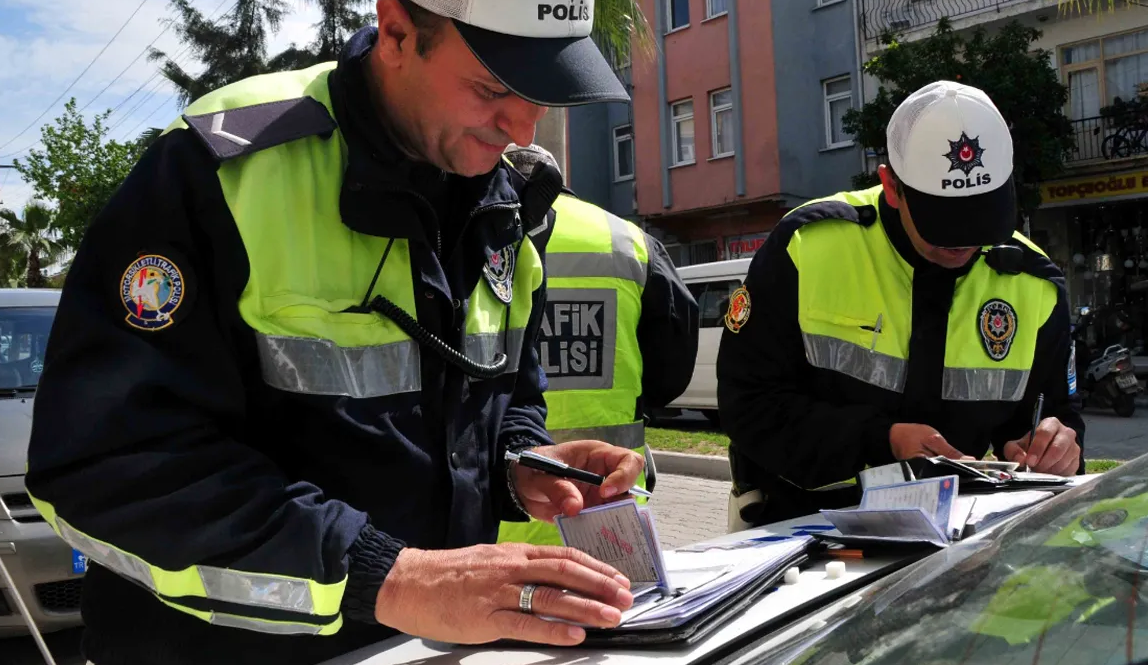 Trafikte sakın bunu yapmayın! 20 bin TL'lik cezayı şak diye yersiniz