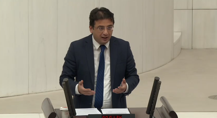 CHP’li Emre: “Kahve ya da kola çocukları öldürmüyor ama bu çelikle imal edilen silahlar binlerce çocuğu öldürdü”