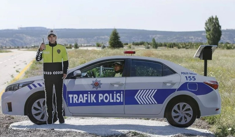 Yol kenarındaki maket polis aracının ne işe yaradığı ortaya çıktı
