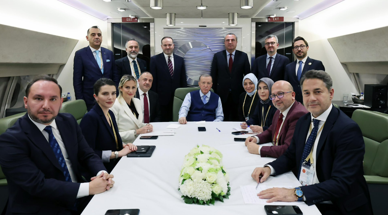 Uçaktaki gazeteciler, Erdoğan'a Bahçeli'nin 50+1 yanıtını sormamış...