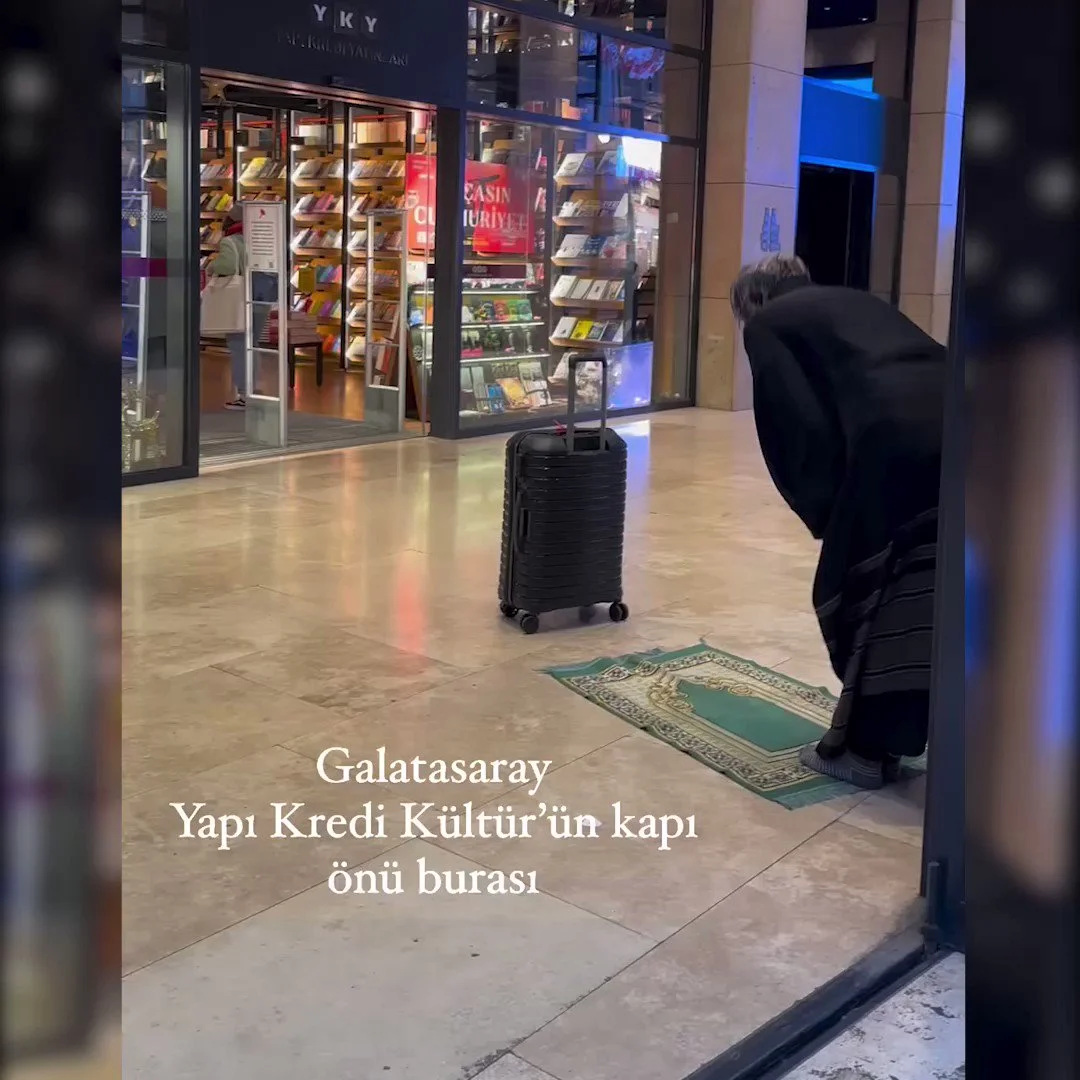 Etrafındaki camilere rağmen sokak ortasında namaz kıldı