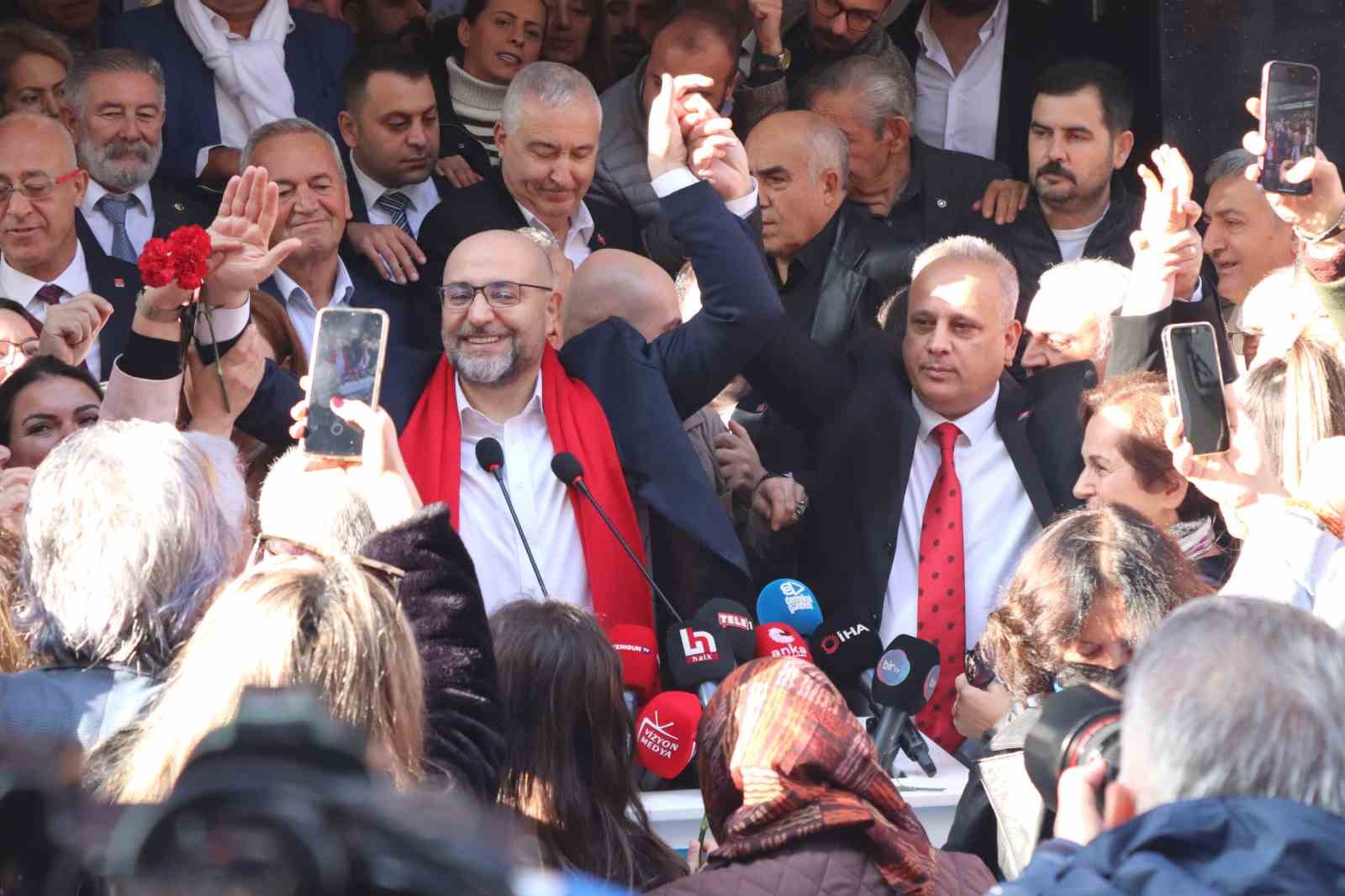Buğra Gökçe, büyükşehir için yola çıktı! Gökce adaylık başvurusunu teslim etti