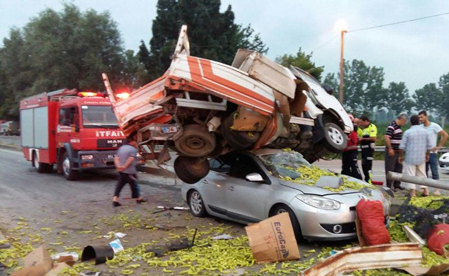 Tankerin çarptığı kamyonet otomobilin üstüne uçtu!