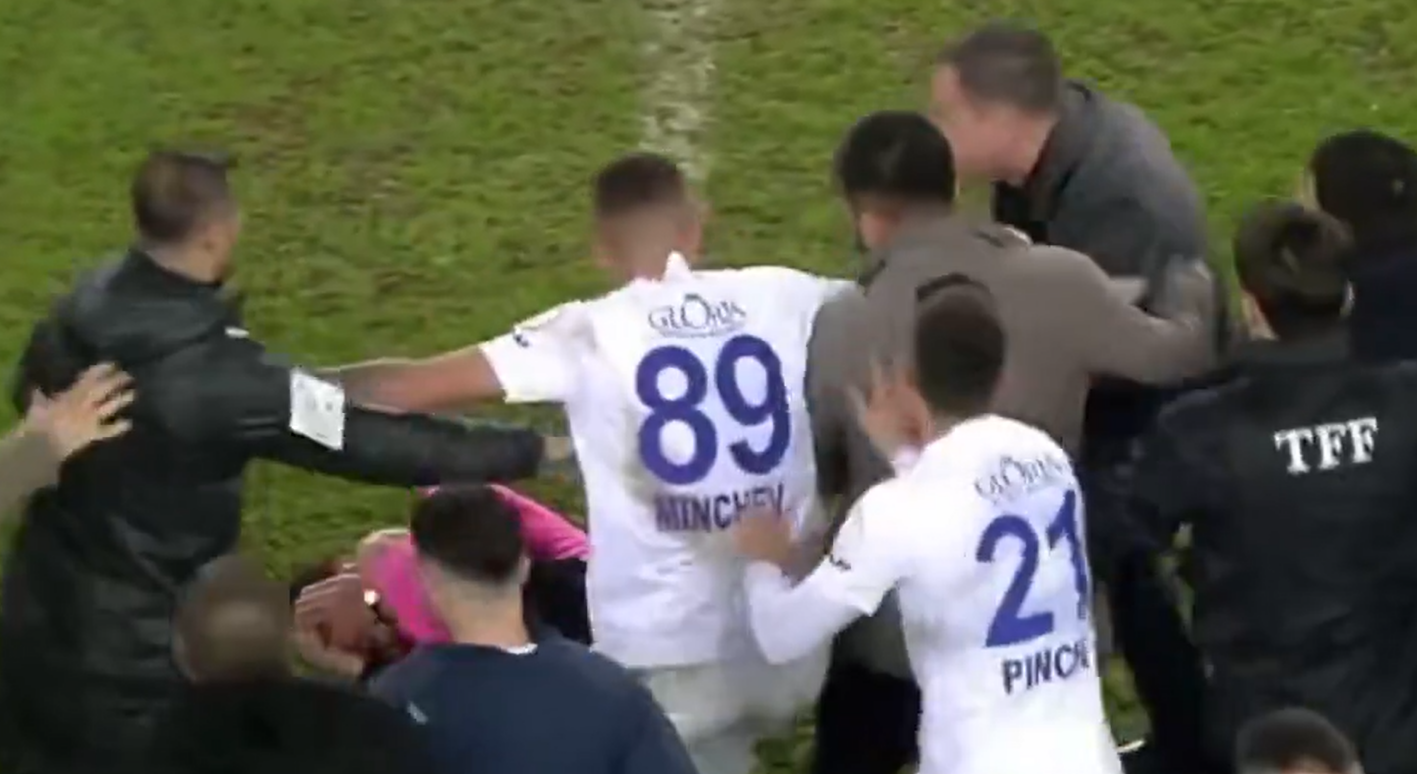 Ankaragücü Başkanı Faruk Koca, maç sonu sahaya dalarak hakemi dövdü
