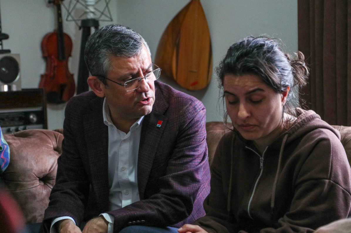 Özgür Özel'den Somali Cumhurbaşkanı'nın oğlunun öldürdüğü Yunus Emre Göçer'in ailesine ziyaret: "Millet üstüne düşeni yaptı ama devletin yapmadığı anlaşılıyor"