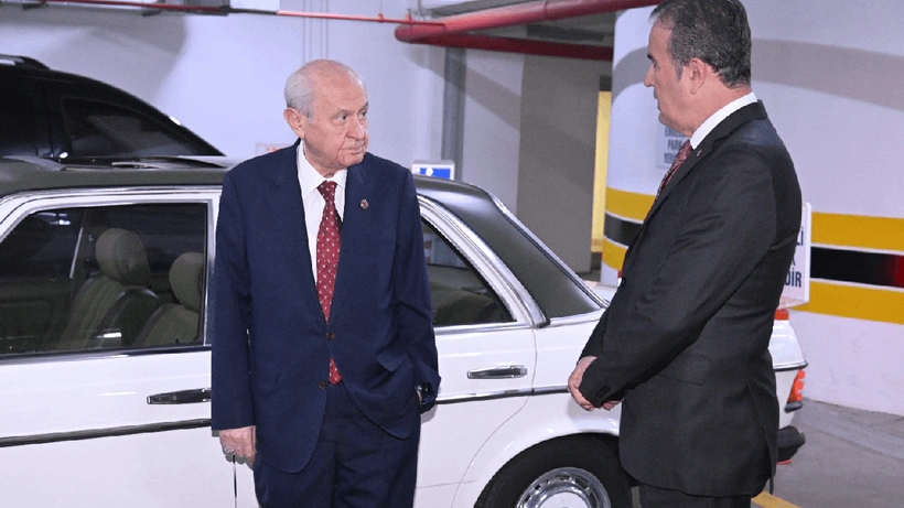 Bahçeli partisinin Antalya milletvekiline klasik otomobil hediye etti