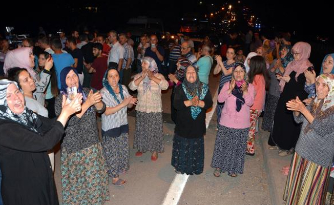 Çöplüğün kaldırılmamasına isyan eden vatandaşlar otoyolu kapattı
