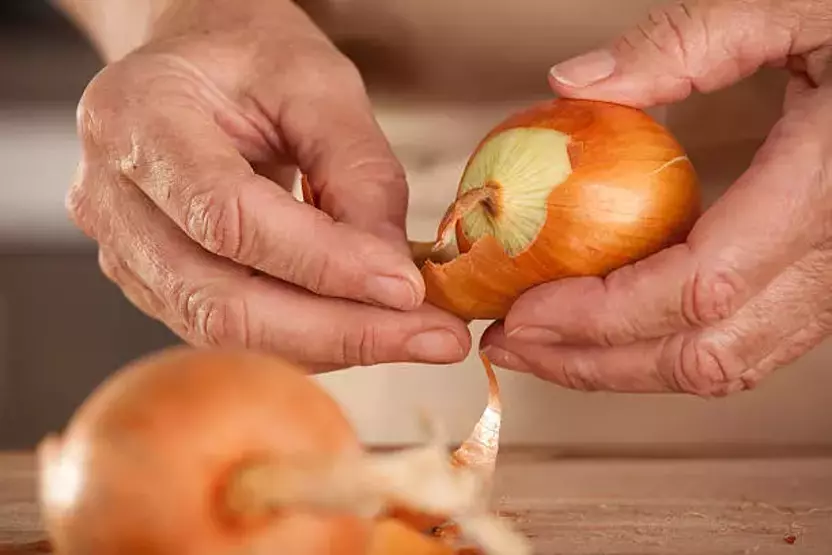 Soğanın kabuğunu asla çöpe atmayın! Bakın ne işe yarıyormuş