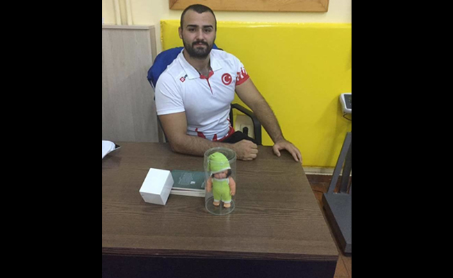 Milli güreşçiye ‘ödül’ olarak oyuncak bebek
