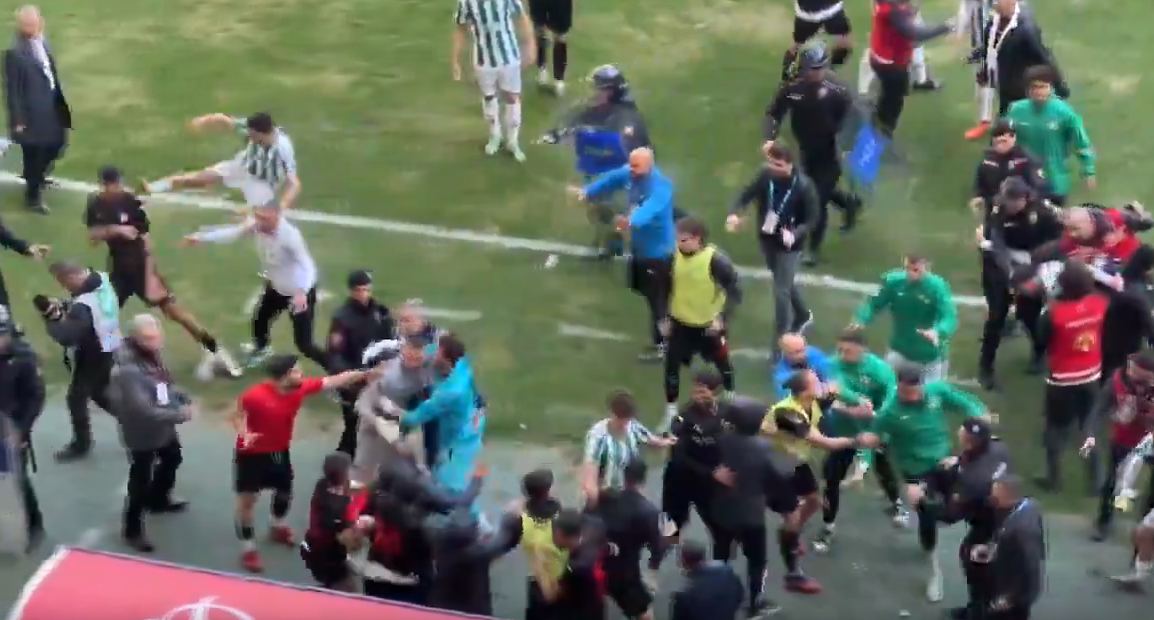 Bursaspor - Diyarbekirspor maçı savaş alanına döndü! Uçan tekmeler havada uçuştu! Gözler Mehmet Büyükekşi'de...