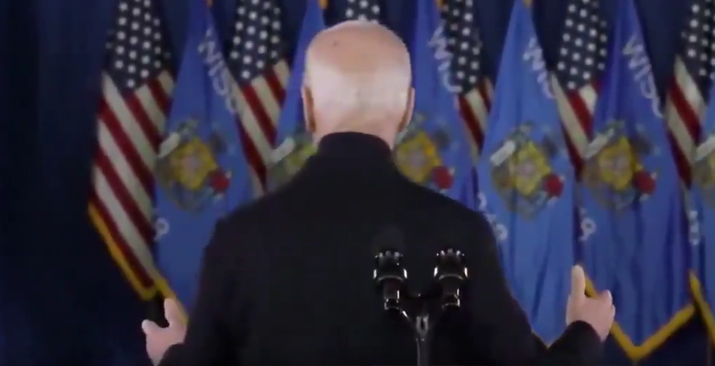 ABD Başkanı Joe Biden boşlukla kucaklaşıp selamlaştı