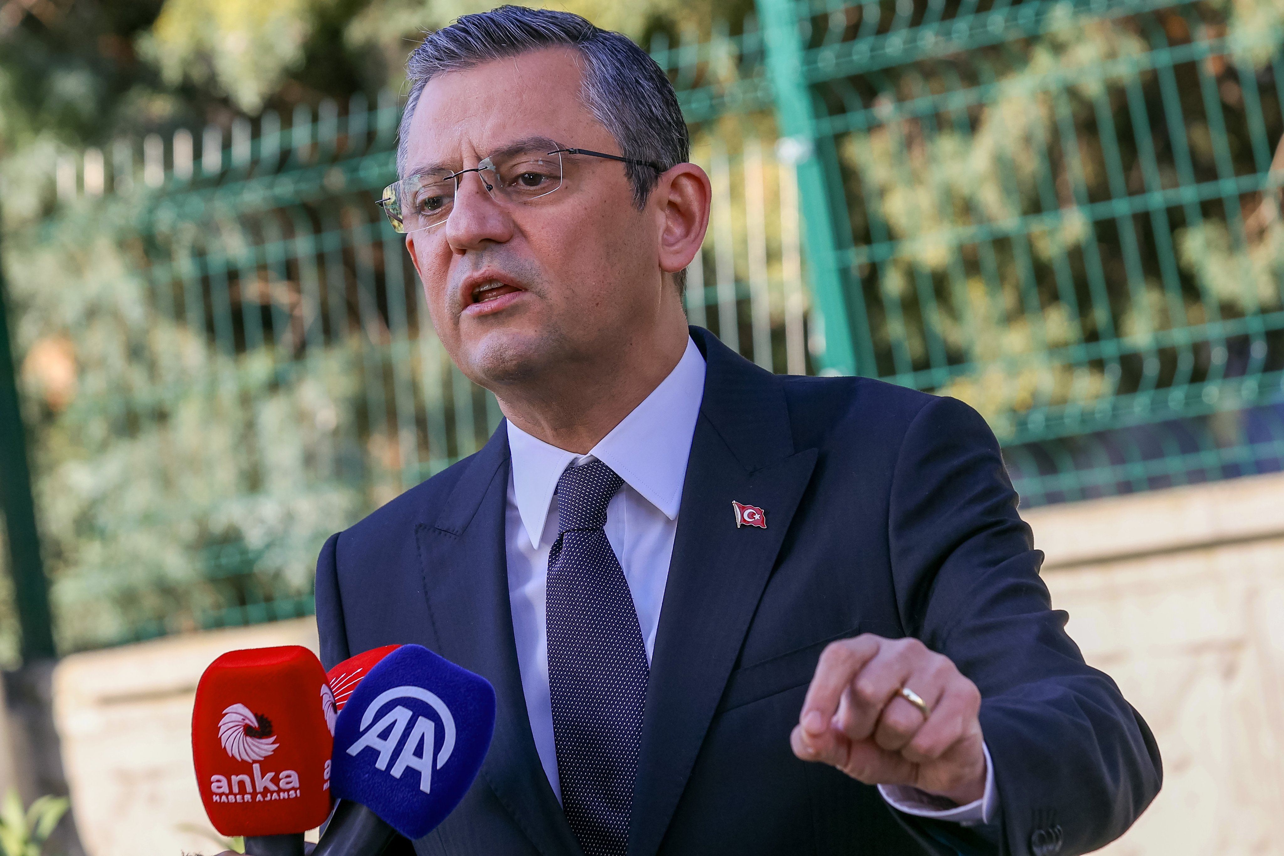 Özgür Özel'den AKP'ye 'bildiri' resti: "Hataları yapıp soruları yanıtlamayan iktidarla aynı a4 kağıdın üzerinde buluşmayacağız"