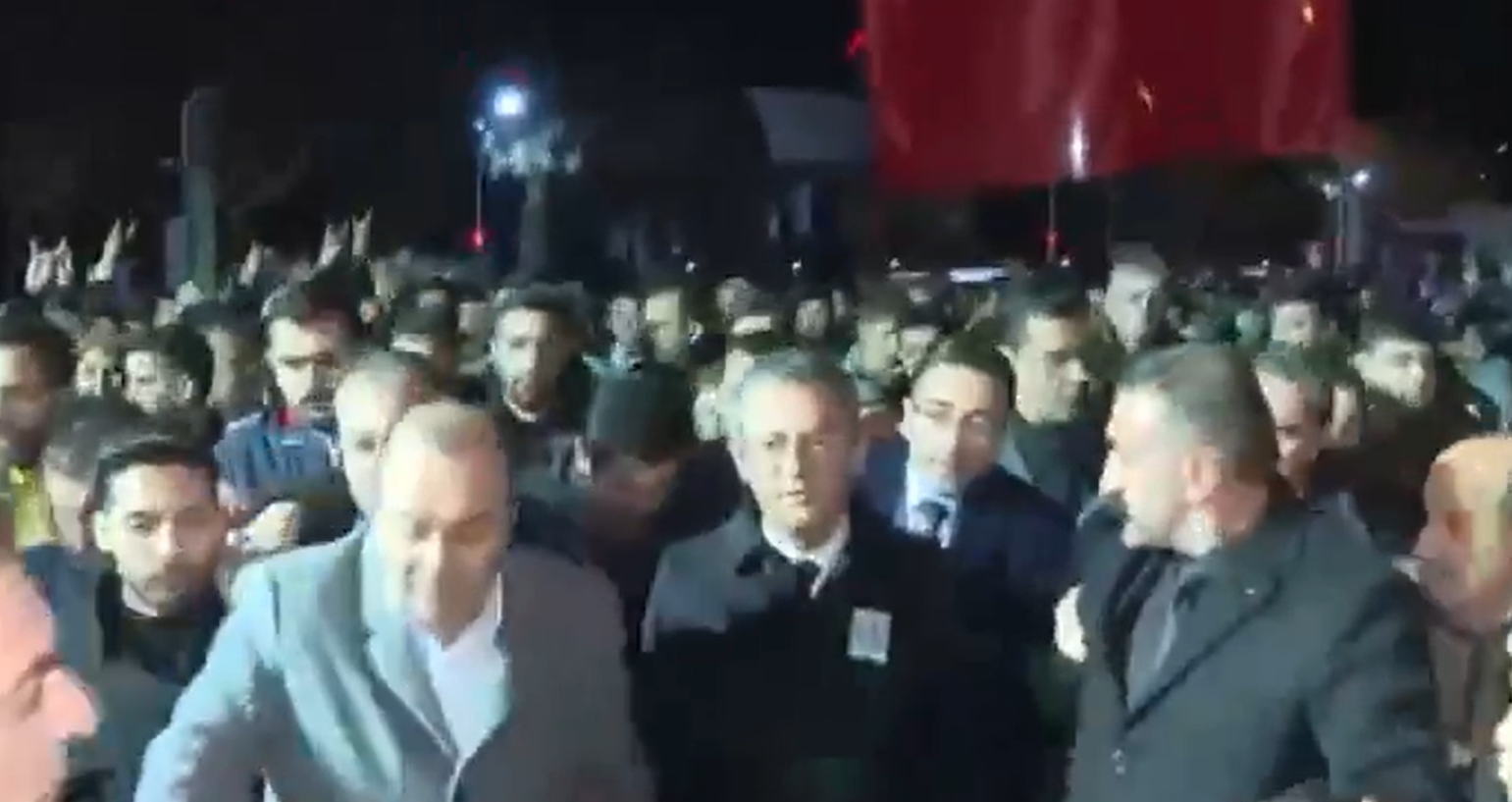 Şehit cenazesinde provokasyon! Kılıçdaroğlu'na linç girişimini hatırlattı! Cenazede Özgür Özel aleyhine slogan attılar...