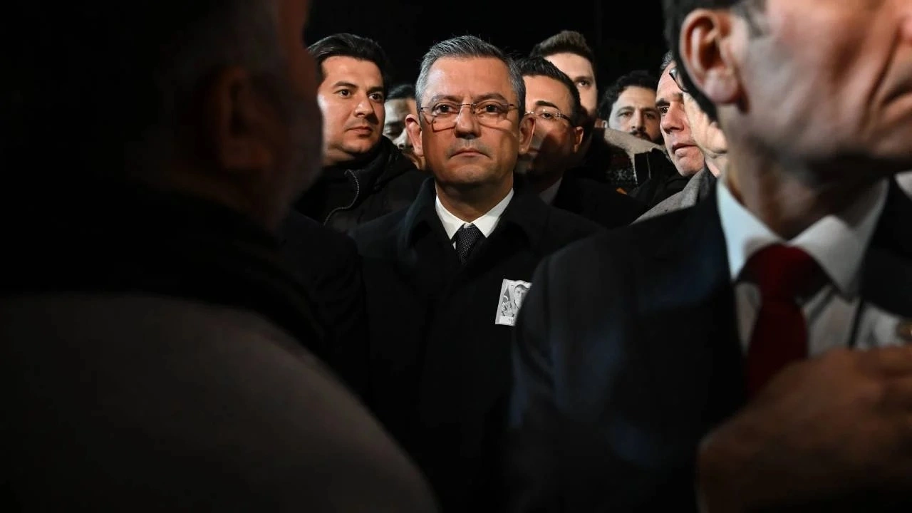 Özgür Özel'e provokasyon ile ilgili şehidin ailesinden açıklama: "Özgür Bey bizim ailenin de çocuğudur"