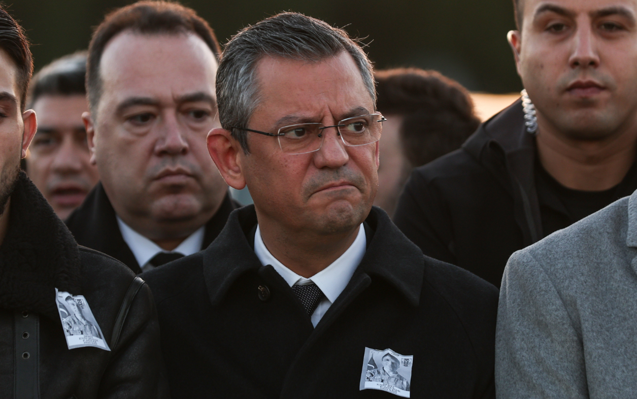 Özgür Özel'den şehit cenazesindeki provokasyonla ilgili Erdoğan'a yanıt: "Bizim elimiz armut toplamaz"