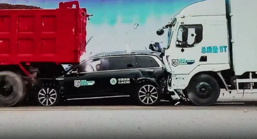 Çin arabası Volvo'nun gazını aldı! İki TIR arasında tost oldu bana mısın demedi!