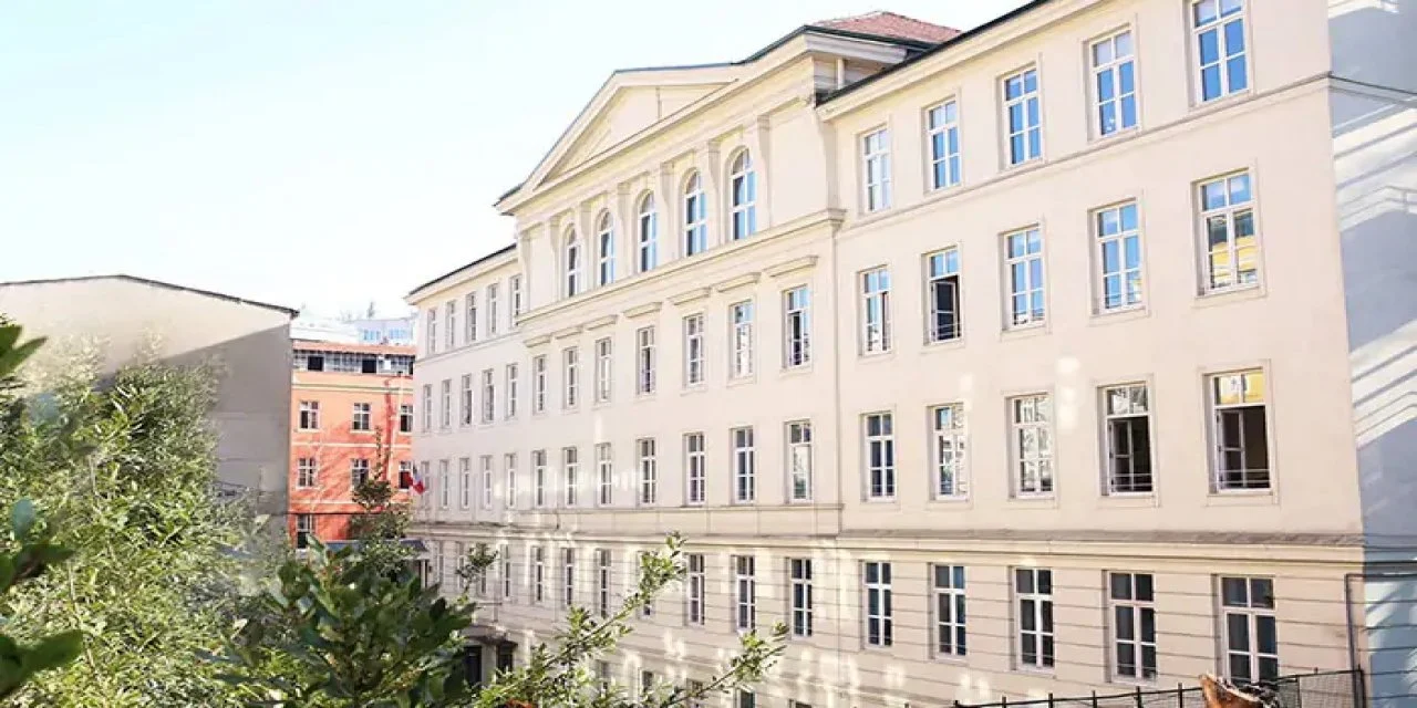 Ünlü lisede öğretmenin 'orta parmak' işareti velileri ayaklandırdı