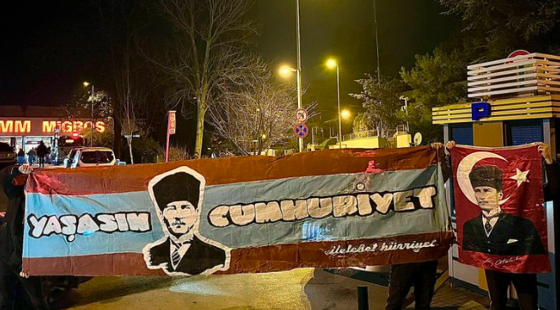 Trabzonspor taraftarları Suudi Başkonsolosluğu'nda Atatürk pankartı açtı
