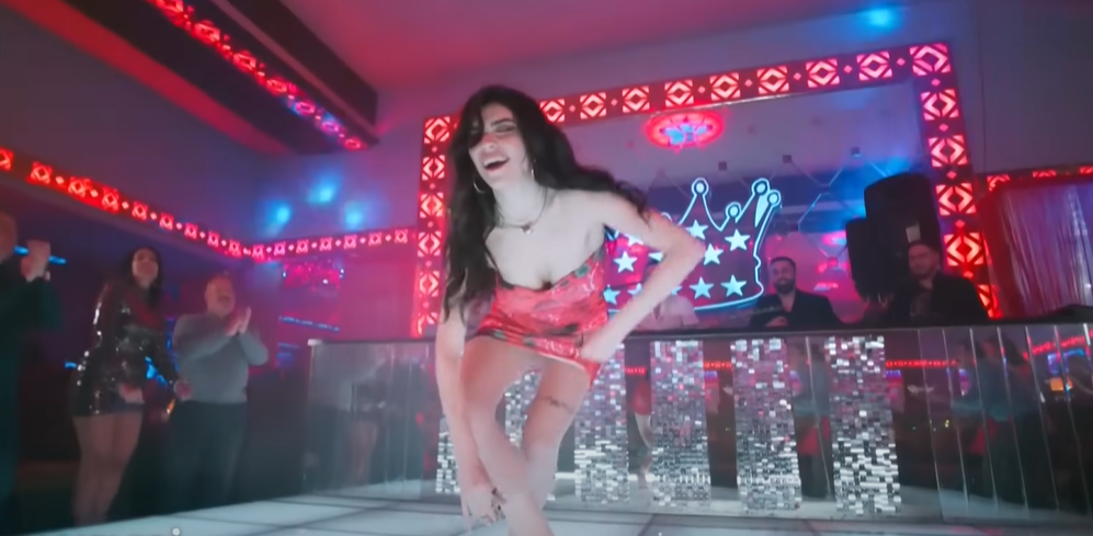 Hazar Ergüçlü pavyon dansıyla ateş etti