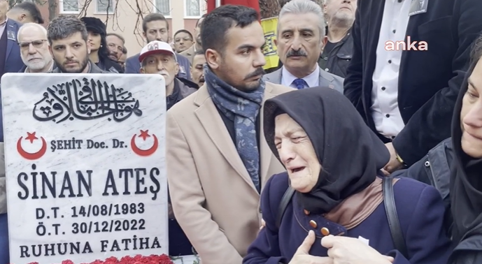Sinan Ateş'in annesi, oğlunun mezarı başında gözyaşlarına boğuldu: "Benim yavrumun katili Milliyetçi Hareket Partisi’nde"