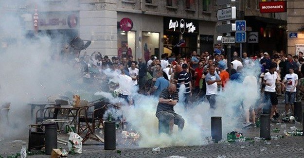 İngiliz ve Rus taraftarlar yine birbirine girdi!